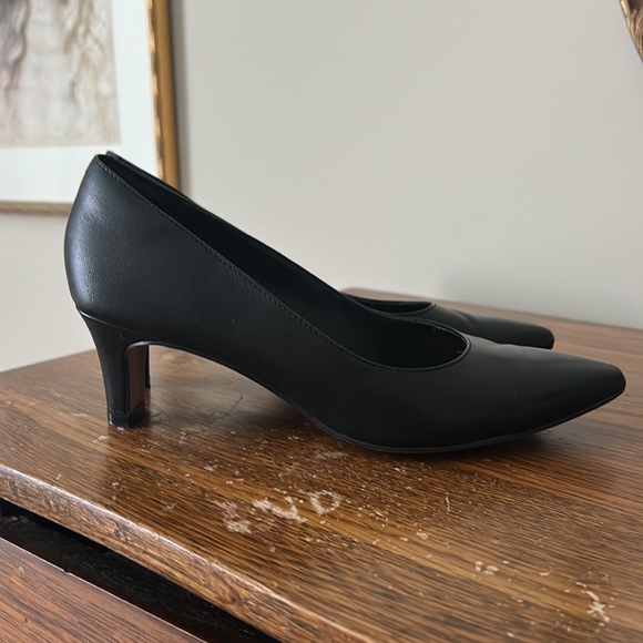 Clarks Collection low heel pointed toe black leather pump - Picture 2 of 5